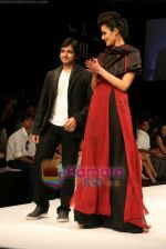Model walks the ramp for Arjun Show at Lakme Winter fashion week day 4 on 20th Sept 2010 (97).JPG